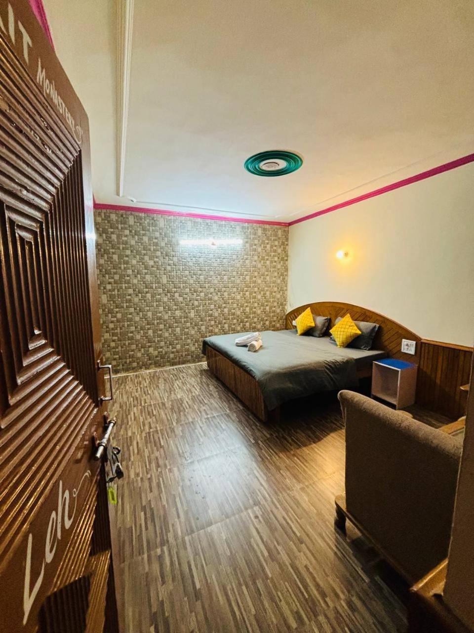 Cafe Monkbase- Food And Stay Manali  Luaran gambar